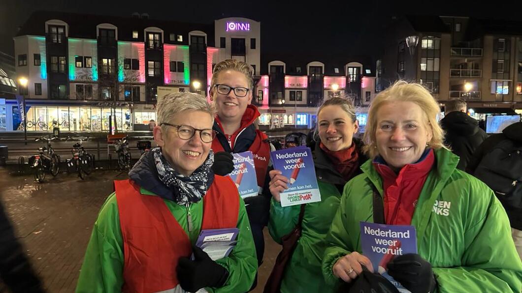 Team van vier GroenLinks-PvdA mensen tijdens de campagne