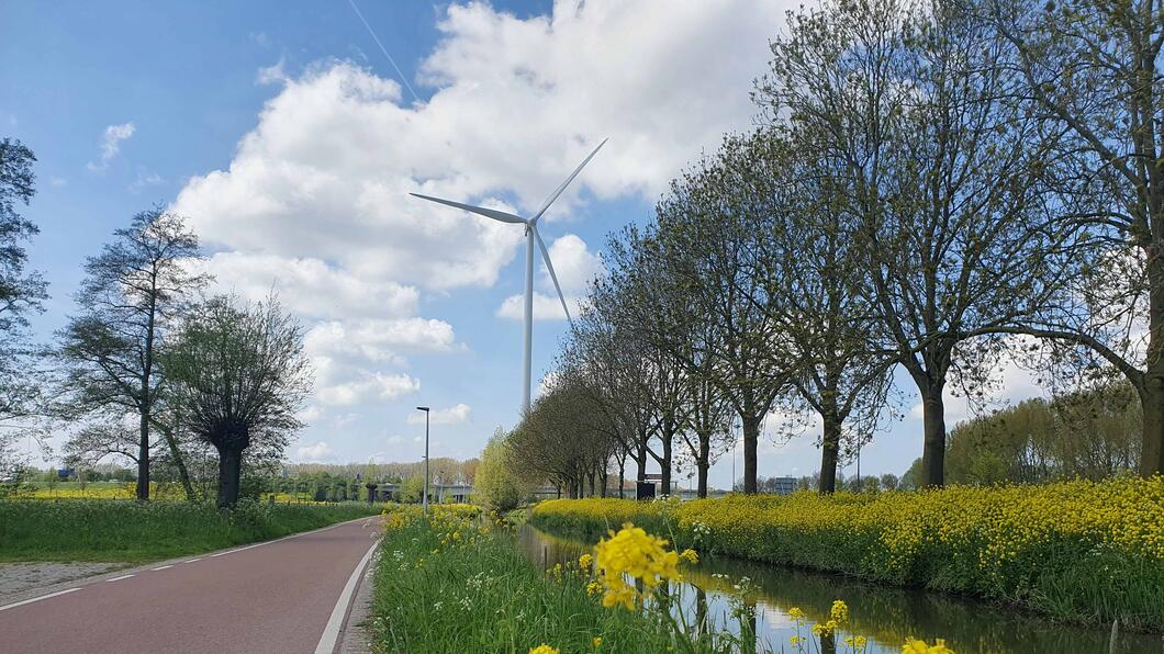 windmolen langs fietspad