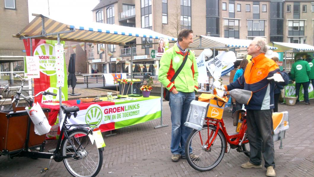 Tijm Corporaal, fractievoorzitter van GroenLinks Houten, in gesprek tijdens de verkiezingsmarkt Verkiezingsmarkt 14032015.jpg