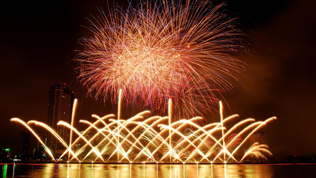 fireworks-1496131_1920.jpg