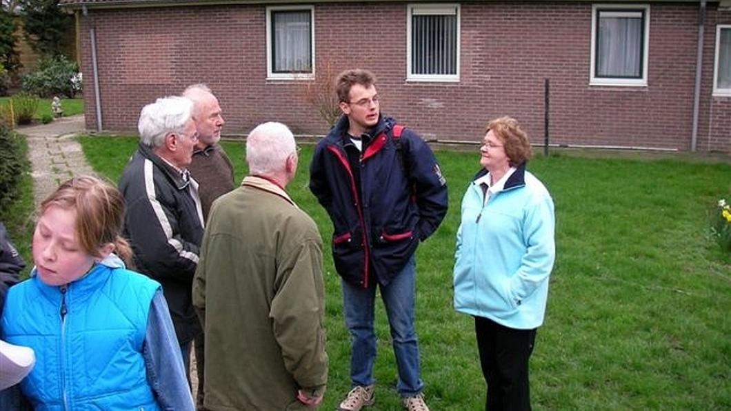 Andor van Dijk in gesprek met een aantal vaste bewoners Andor van Dijk in gesprek met een aantal vaste bewoners