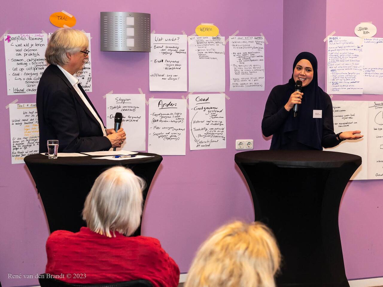 Gespreksleider Hans en panellid Malika