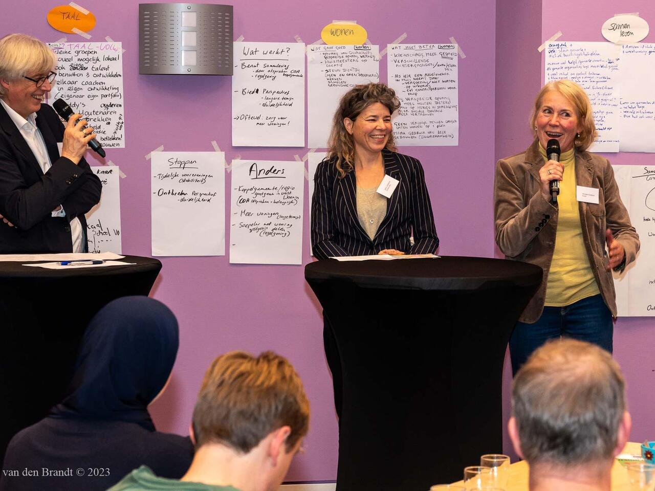 Gespreksleider Hans, organisatoren Jane en Anneke