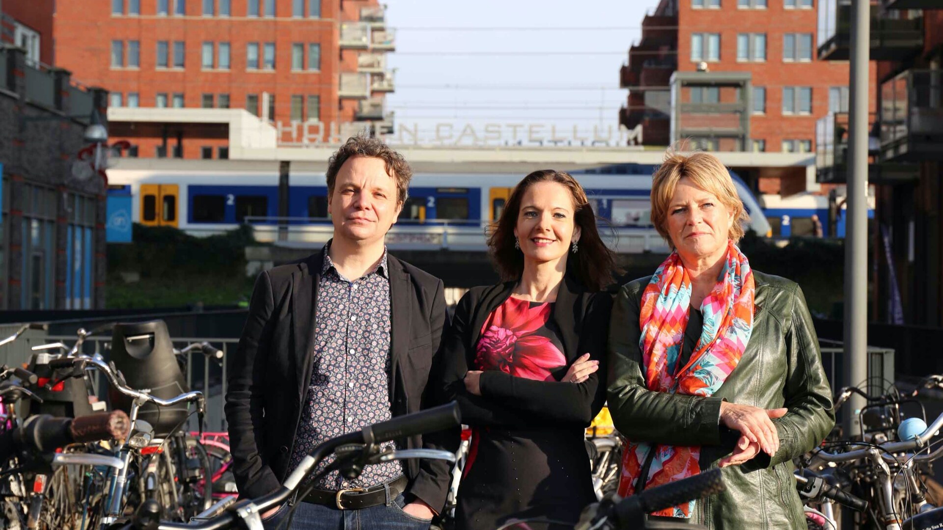 Drie mensen van GroenLinks Houten voor treinstation