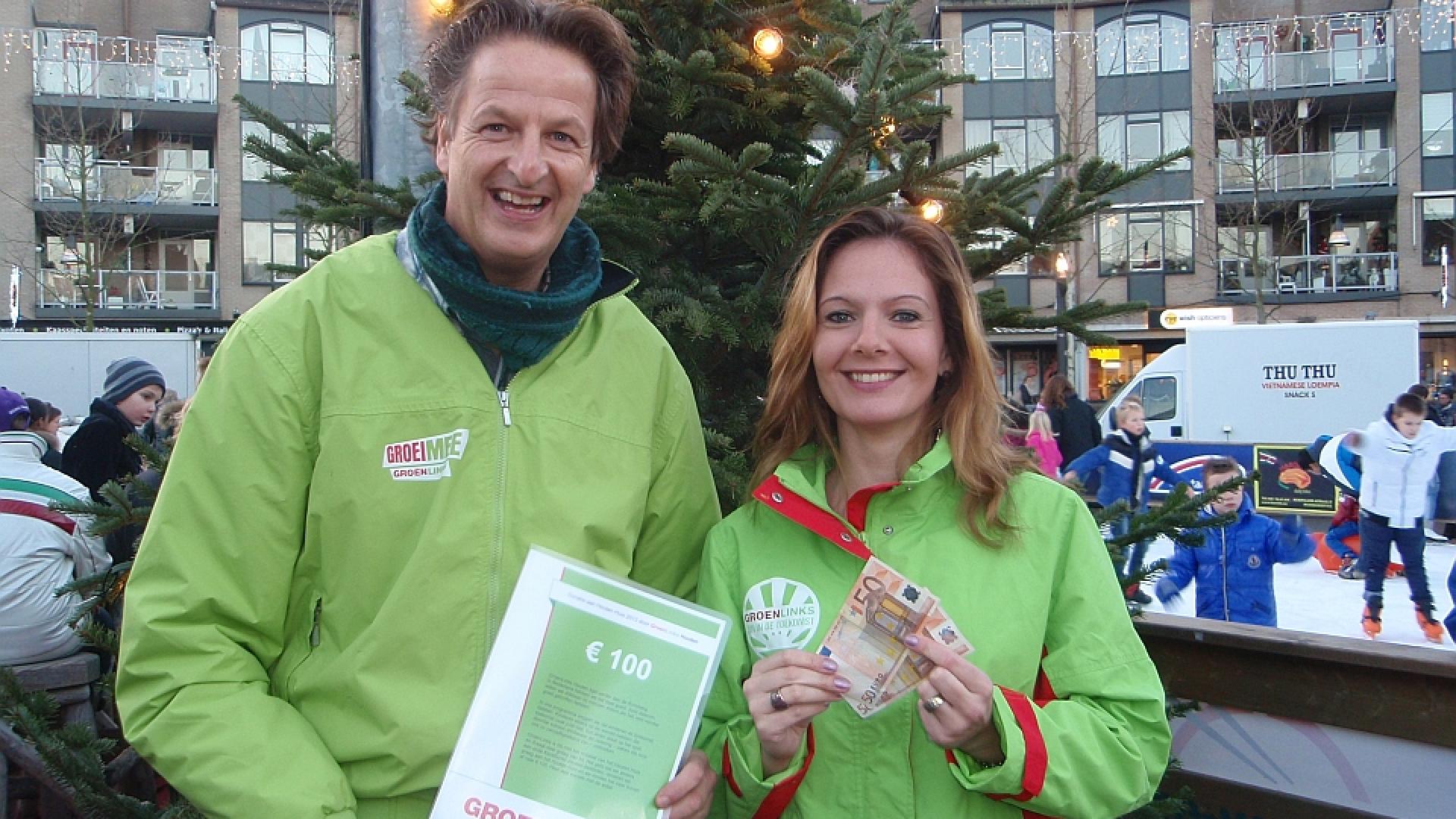 Tijm Corporaal en Hilde de Groot overhandigen cheque aan het Houten Huis