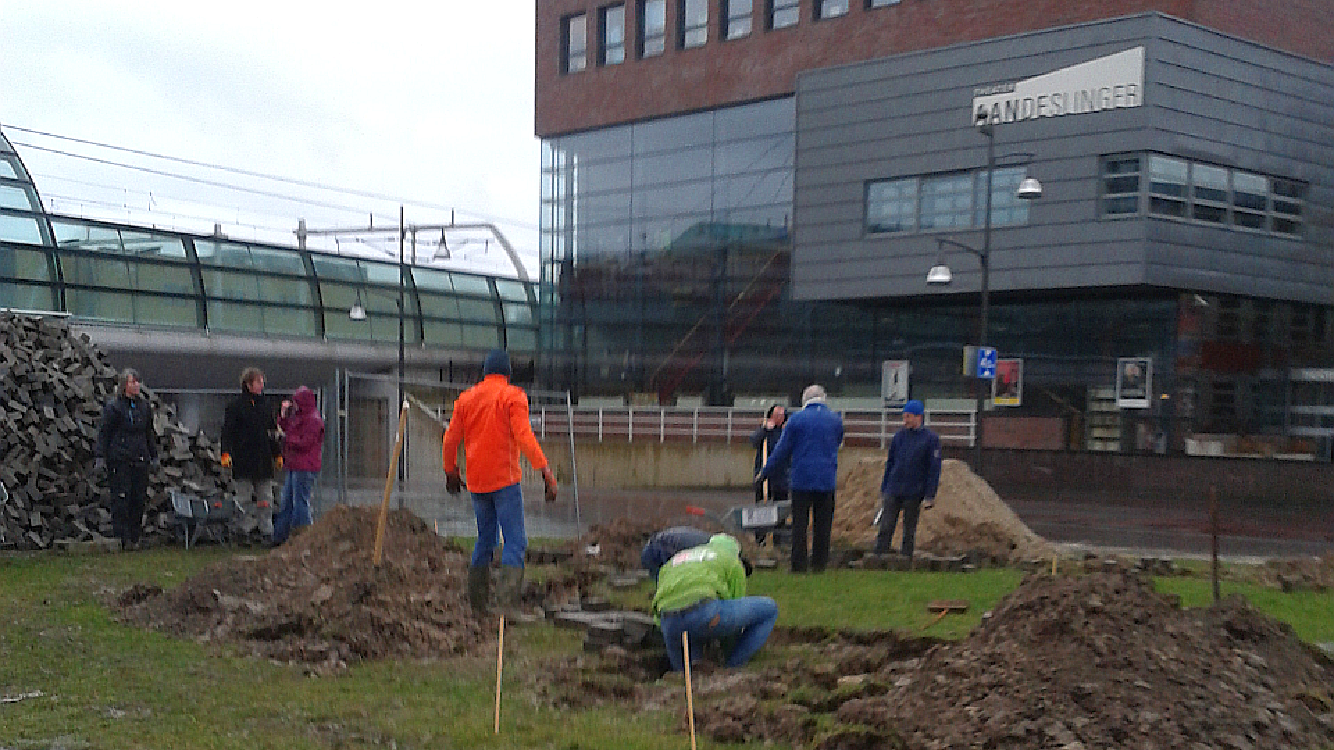 Eerder op de dag hielpen we een handje bij de bouw van het amfitheater aan de Slinger