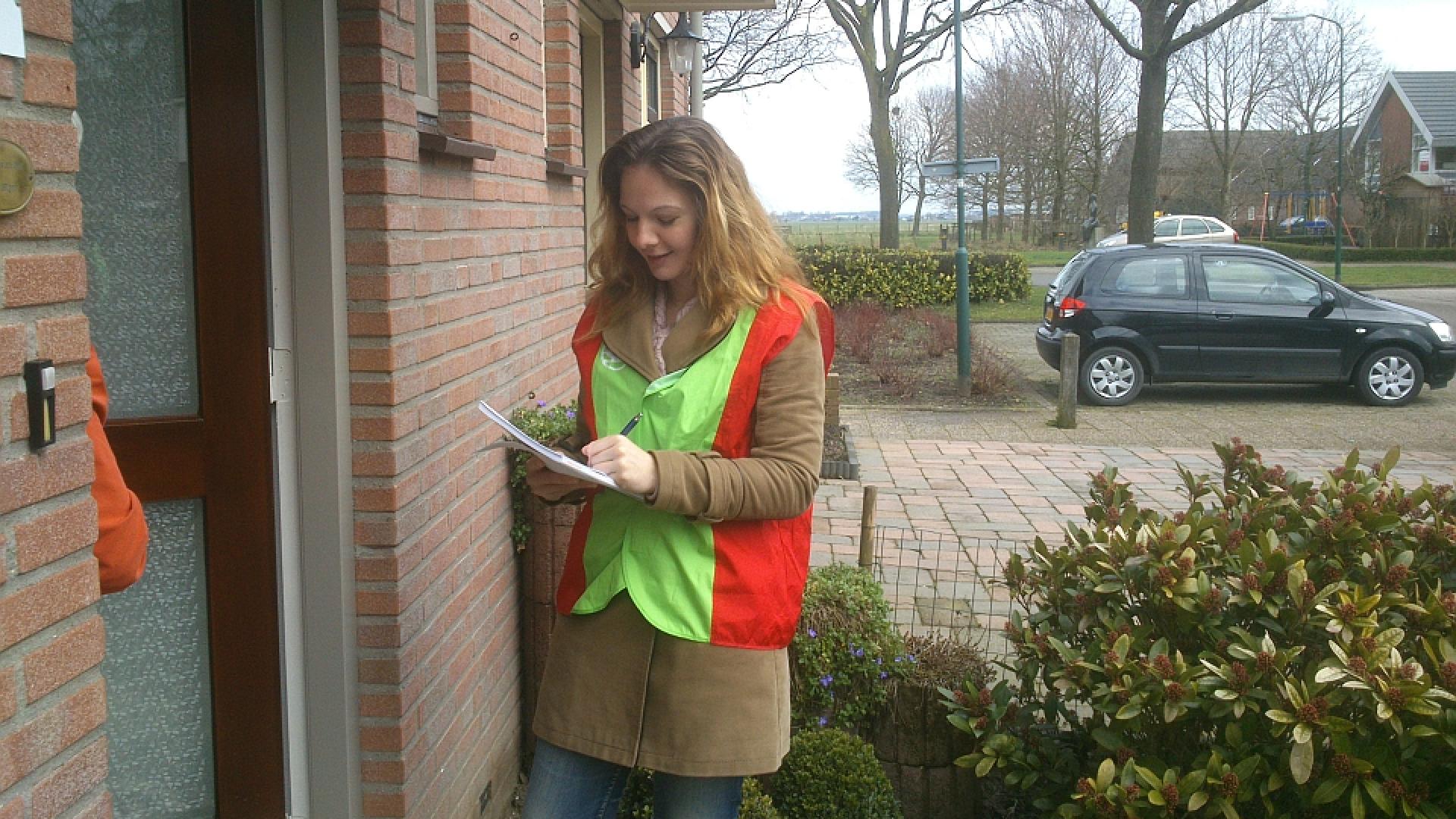 Hilde de Groot (nummer 2 op onze kandidatenlijst) trekt aan de bel in haar woonplaats 't Goy