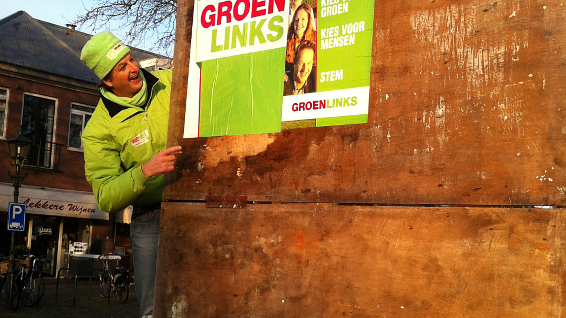 Lijsttrekker Tijm Corporaal plakt de eerste poster voor de gemeenteraadsverkiezingen 2014