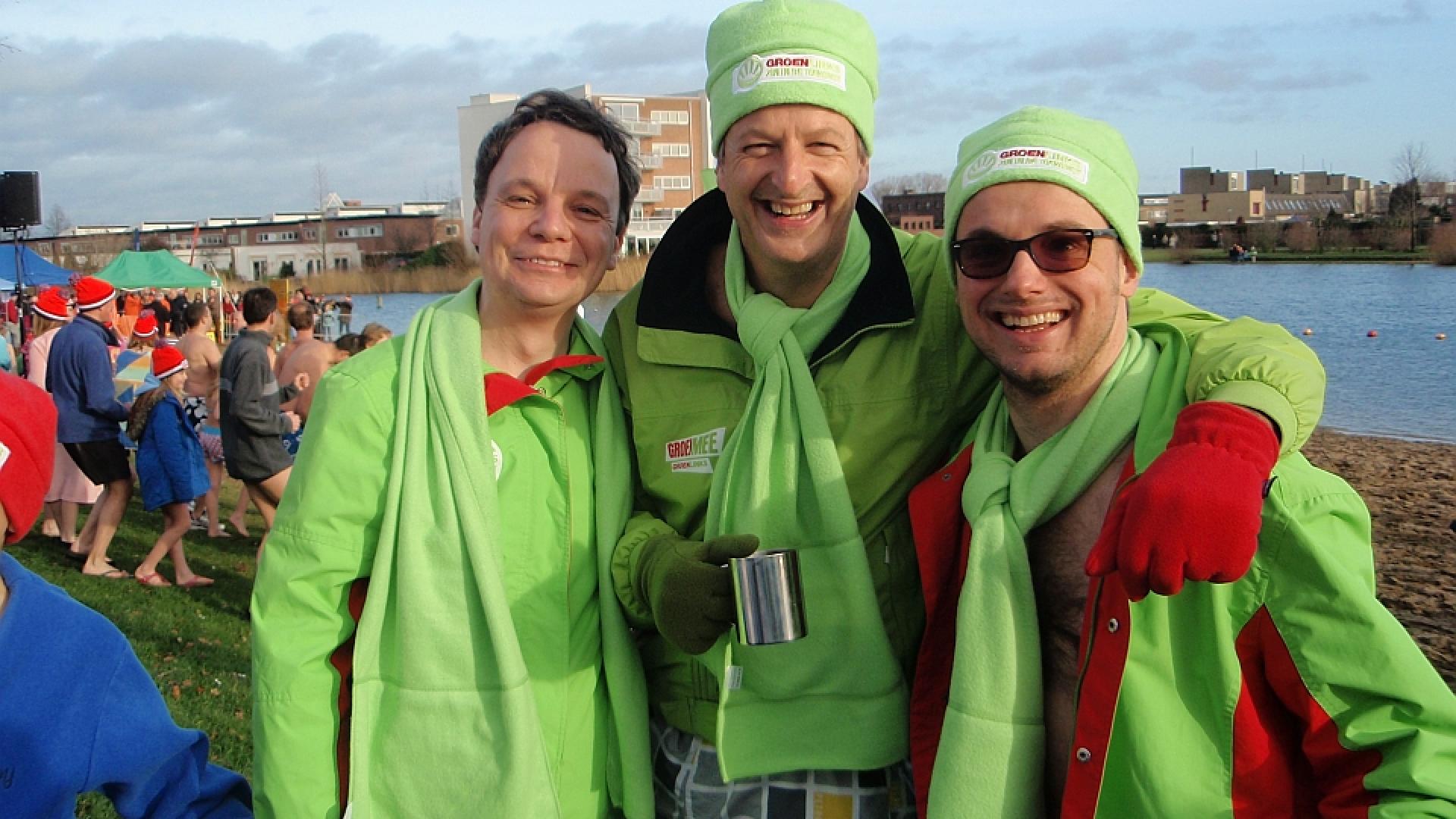 De fractie is klaar voor de Nieuwjaarsduik, v.l.n.r. David Jimmink, Tijm Corporaal en Andor van Dijk
